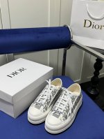 出厂： Dior 迪奥新品walk'N'Dior 厚底刺绣运动鞋 原版zp一比一复刻 顶级代购版本 这款 Walk'N'Dior 厚底运动鞋是一款时尚单品，提升
