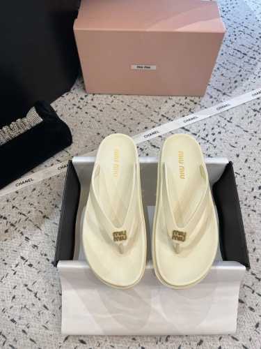 Miumiu 缪缪春夏夹脚沙滩凉拖鞋 原版拆卸 对版编织纹 秒杀市面普通版本，Miumiu真的太少女啦！小羊皮超级软糯 舒适度超高 鞋面：对版菱格真丝 鞋底：原