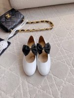 光面 带钻 Chane*新款蝴蝶结玛丽珍鞋 香家高级感这块总让人大写的服气 看起来简单的款式 但上脚就莫名很高级 绝对的少女感 舒适好穿 鞋面羊皮 内里垫脚羊皮