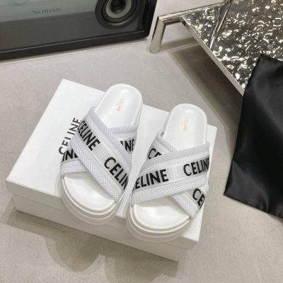 冲量价 Celine 夏季厚底凉鞋必爆款。 厚底搭配赛 琳标配文字织带logo鑫让鞋子更带时尚感，小个子的夏日必备，瞬间增高8Cm+。搭配裙子和牛仔裤wud刷街