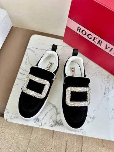 Roger Vivier 罗杰维维亚新款小羊皮云朵Puffy乐福鞋 休闲厚底运动鞋 ootd 面包鞋，简便运动休闲鞋汲取60年代的太空元素，以脚感轻便和新颖设计