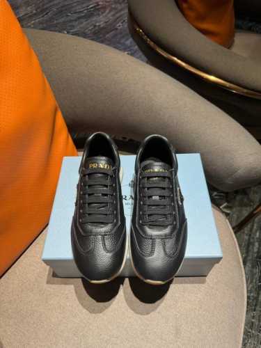 Prada 普拉达 24ss 春夏新款 跑步鞋 采用进口纯色高丝光牛反绒精工制造，缝线均匀，皮质质感一览无余，多色选择，时尚大方，简约显年经 皮质柔软舒适透气，