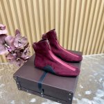 Alaia 网面系列新品以芭蕾的灵动意韵融于日常，以现代笔触刻画舞鞋经典轮廓！黑色钻饰皮质款芭蕾舞鞋，从经典日式鞋履汲取灵感，Bling水钻点缀于鞋面，简而不繁