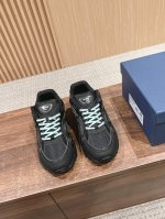 联名 #限男款 迪奥&石头岛联名款运动鞋 撞脸nb？现已是d奥b30 时代 顺应复古市场趋势的 Dad Shoes 风格鞋款！ 鞋舌上的dior标志，也注明了这