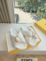 290所见即所得G187顶级版本Fendi 芬迪夹脚人字凉鞋拖鞋走秀主推系列，新品上线，芬具桌脚设计灵感改创于今年秀场的主推系列鞋履 当季新品拖鞋，众所周知，鞋
