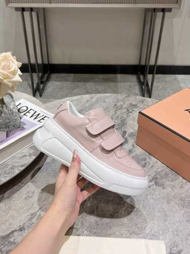 Acne Studios 最新爆款 笑脸 魔术贴小白鞋 原版购入开发 做货 此款魔术贴运动鞋从上世纪八十年代网球鞋汲取设计灵感，选用皮革制成，饰有表情徽标图案