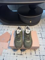 Miu Miu繆繆 25 Prelude 系列 Tyre 阿甘 休闲 运动鞋 Tyre运动鞋灵感来源于汽车轮胎的设计。橡胶材质的外底加上流线型设计，结合了优雅和