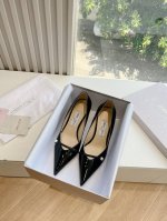 Jimmycho*吉米周24S早春爆品 顶版 尖头花朵高跟鞋 这也太仙了叭，像艺术品一样美到窒息的花朵，很生动形象，很温柔很仙女，仿佛能闻到花的香气时尚的仙女风