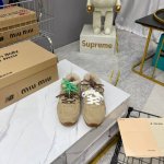 出厂 代购级别独家首发miumiu缪缪棉鞋毛毛鞋 秋冬新款英伦风系带乐福鞋miumiu秀场适当独一无二的擦色工艺工艺来自miu Miu系列的细节特写 新季的潮流