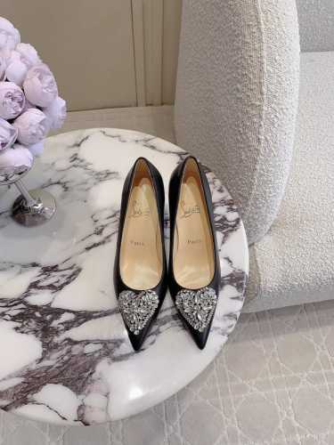 出厂价 Christian Loubouti* 新款限定爱心宝石红底高跟鞋 为爱献礼 尖鞋头配标志性浅口鞋面搭配纤细的鞋跟 柔软的白色纳帕鞋头点缀夺目心型水晶宝