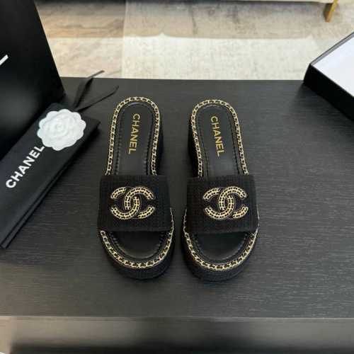 CHANE*｜小香25C春夏新品度假厚底链条双C拖鞋这一季度假凉拖系列真的超美！搭配链条双C五金装饰 简约百搭上脚超级美的 怎么看怎么好看 Go 材质： 鞋面采