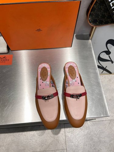 冲量价 Hermes 爱马仕最新 早春新款半拖 今年h最新限量色 凯莉mini Kelly扣 半拖 、纯进口特定小牛皮，手工制作. 高端订制 正品开模定制 手工