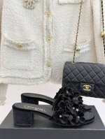 厂价 CHANE*｜小香25C春夏新品绣花球平底粗跟拖鞋颜值太美了！直击天灵盖的美！舒适且显高贵气质上脚我是真的爱了！面料采用原版定制材质内里垫脚均为羊皮意大利
