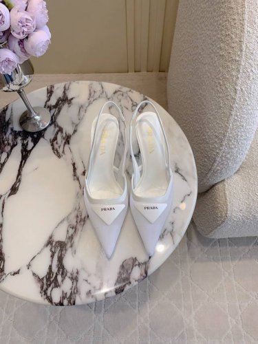 出厂价P360 Prad*新款尖头网纱高跟鞋 经典三角标点缀 简约的高级感 上脚真的很显瘦 气质小姐姐单心头爱 绝绝子好看 鞋面进口高密度网纱 Zp开模三角标