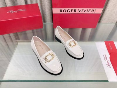 Roger Vivier专柜经典方扣乐福鞋 原版定制牛皮面料，羊皮内里垫脚，意大利进口真皮大底！全新厚镀18K真金五金，不起泡，厚度质感饱满有光泽！ 跟高：2.