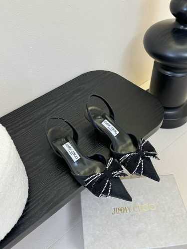 早春水晶钻扣凉鞋 拖鞋Jimmy Choo 周仰杰25春夏系列 重逢惊艳 优雅邂逅 碰撞之美 时尚国外博主同款街拍推荐 造型大胆别致 小羊皮鞋面 搭配钻扣 时髦