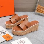 2024爱马仕将经典延续2022 HermèS 木纹坡跟H拖鞋 爱马仕的坡跟凉鞋是我见过最简约最耐看最有气质的！！！ 任何风格都能Hold住，6Cm坡跟高度轻松