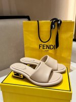 顶级版本！Fen*1夏季新款，独家高端品质！ 材质：鞋面，内裡、包中底，包脚床材质全部统一选用柜柜定制级全进口水染羊皮，皮纹细腻，手感绵柔丝滑，色泽质感一致！雕