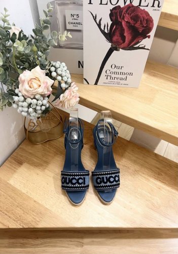 Gucci 巴黎2025春Ines刺绣贴花牛仔布麻底鞋695欧 Gucci 这款“Ines”麻底鞋采用柔软的丹宁布制于意大利，橡胶底带黄麻边饰。立体感字母Log