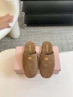 Miumiu小圆头半拖第一眼看到这个鞋子就爱上了，带点复古味随意搭配都好看！各大网红博主都在穿它，整个鞋子非常柔软，好穿不磨脚。简约百搭款~延续了一贯极简风格，