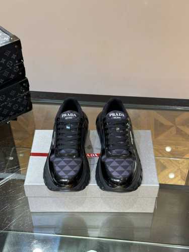 Prad* 新品男士高端运动鞋，这款运动鞋休闲百搭，选用头层牛皮拼布面打造，轻质发泡大底，脚感非常舒适，运用柔和简洁的线条勾勒出运动风廓形。鞋底轻盈而稳固，带有