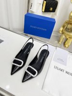 出厂价 元新款欧美尖头水钻包头凉鞋stuart Weitzman 百搭方钻扣浅口设计 气质又经典，上脚女神中的高级感 面料：漆皮、银色特殊材料 垫脚：混种羊皮