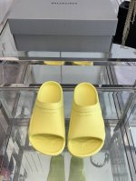 BALENCIAGE 巴黎世家 Pool Crocs 合作款厚底拖原版1:1还原，单码单模，大小合适，舒适度满满，后跟和原版一致有码标，所有鞋面颗粒感，鞋底纹路