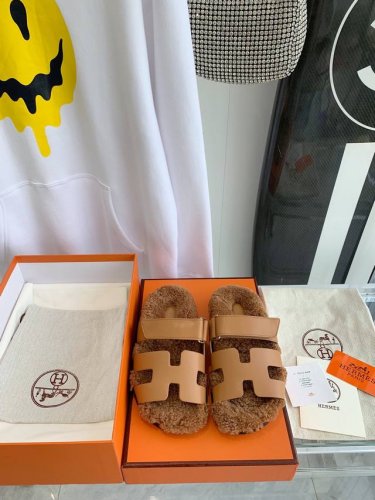 出厂价 Herm*S Fw22 New Arrival～ H家二舅拖鞋，鞋底加羊毛，设计上做了点加法，感觉非常迎合时下的时髦方式 鞋面牛皮，踩着毛毛，脚感超爽，