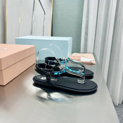 出厂价 MiuMiu 顶级版本 缪缪 2025夏季新品，全球爆火的夹趾凉鞋 占领各大时装杂志封面 各路明星、小红书博主热推 搭配长裙、热裤首选直接闭眼入 原版1