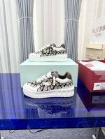 顶级版本。 品牌：VALENTINO 华伦天奴 等级：最新时装周走秀 情侣 款 ，厚底的独特设计时尚一族特现脚瘦一款百塔的时尚产品 面料：鞋头采用高丝光三角纹牛