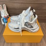 顶级版本LOUIS VUITTON Archlight 1.0花纹时尚低帮运动休闲鞋女款银色。面料:科技混合面料拼接牛皮 lv老花皮内里:进口羊皮里 织物垫脚: