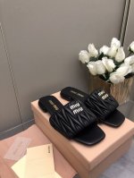 Miumi*2025ss春夏新款平底小羊皮凉鞋拖鞋 顶级版本 Zp开发 原版拆卸 对版菱格纹 秒杀市面普通版本，miumiu真的太少女啦！小羊皮超级软糯 舒适度