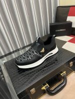 出厂价： 阿玛尼新款休闲运动鞋 时尚百搭， 版型简洁大气， 面料采用进口牛皮配原版布料，透气内里，原版耐磨橡胶大底，独家新款，实物拍摄，码数：38-442色可选
