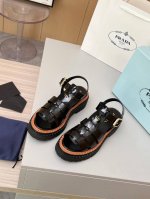 PRADA 普拉达 25ss 春夏新款 凉鞋简单的设计大概就是它最让人喜欢的点 不是烂大街的那种 很有自己的品牌个性面料采用小牛皮 内里垫脚混种羊皮 跟高：4.