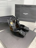 390￥，Saintlaurentysl鱼嘴坡跟凉鞋！性感绝美收藏级别、精致的弧度，将女士脚踝处修饰更加纤细！满满高级感！穿上就是成熟御姐风，绝美！ 鞋面：牛漆