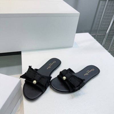 高品质出厂 ！顶级品质！原版打造！Dior迪奥25春夏季新品简易平底拖鞋百搭时尚优雅款流苏罗缎鞋面，正面饰以解构效果蝴蝶结，饰以白色树脂珠饰和 Cd 标志。可与