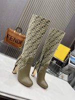 芬迪fendi走秀款 Delfina圆头靴子 独家顶级货源！ 单品中的天花板，高级感满满，无论搭裙子还是小脚裤都透露出高级、大气的气质！无敌质感 鞋绊带饰有ff