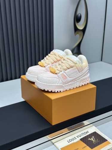 莞产淋胶顶级版本 ！Lv 早春淋胶胖丁情侣款，全新trainer2代胖丁鞋亮相！ 新款鞋型在鞋面设计上并没有太大的改动！而是鞋型变得更大更宽，更厚以及鞋舌变大取