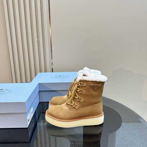 高版本出厂 Prada*普拉达 Ss秋冬新款绑带雪地靴真羊毛短靴 时尚大方的设计呈现经典轮廓。不管面对任何场所 主场只属于你！ 面料：原版进口牛反绒 内里：进口