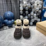 出厂 Ugg。 最高版本官网同款雪地靴：超显瘦显腿长。款式百搭时尚： 面料： 皮毛一体 内里和垫脚：澳洲进口纯百分之百的全真羊毛 大底：原版开模橡胶底.超级防滑