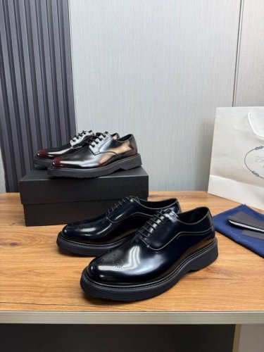 工厂价Ｐｒａｄａ.普拉达.高档男士休闲皮鞋，高品质，顶级狠货，鞋面进口头层开边珠牛皮，内里垫脚均用进口牛皮，配原版轻质大底，配码38-45， 38,45订做不退