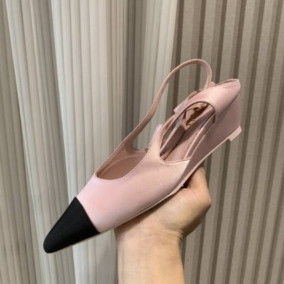 Chane*｜小香25C春夏新品 走秀尖头拼色坡跟凉鞋 绝美的坡跟经典系列凉拖～ 比平底更显脚瘦显腿长 超有质感 搭配袜子穿也很高级 各种场合轻松Hod住～春夏