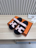 Hermes 爱马仕火到不行的情侣款二舅拖 凉鞋拖鞋,搭配各种彩色袜子，潮爆了！ 鞋面：进口牛皮 羊京皮 布面 掌纹皮内里：进口牛皮 羊皮大底：Tpu防滑耐磨大