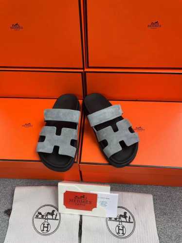 H家 HERMES 男女同款，最近火到不行的情侣款二舅鞋- 凉鞋,搭配各种彩色袜子，潮爆了 鞋面：进口混种羊皮.鹿皮 内里：进口混种羊皮 大底：Tpu防滑耐磨大