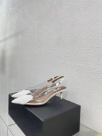 胶片 后空中跟凉鞋 6.5Cm Alaia 胶片凉鞋来自巴黎 一见倾心 桃心 P380 白色 阿莱娅还有另外性感的一面 配上不同款式，不同风格都能轻松驾驭，无论