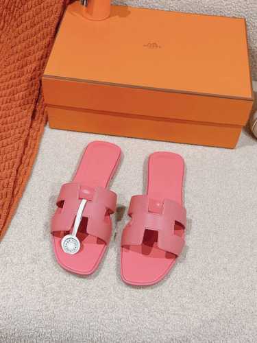 Hermes 爱马仕h拖鞋oran凉鞋系列 时尚又百搭 超级舒服 每个细节都做到极致 原版swift小牛皮 原版1:1独家私模鞋面 原版真皮沿条大底 包装 每对