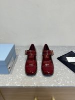 prada 普拉达 25Ss早春新款 经典圆头玛丽珍 单鞋 蛮复古暗黑系的一款玛丽珍 颜值和舒适度这块都把我吃的死死的！ 可盐可甜的娃娃头设计 透着满满的少女感