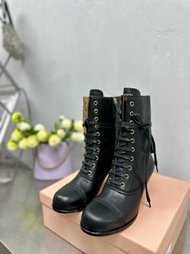 Miu Mi* 24Ss秋冬走秀新款复古矮跟圆头系带！鲨疯啦，New Arrival～ 经典复古机车靴造型，帅气摩登！冬靴夏穿 不失为一种时尚潮流！这款真的太给