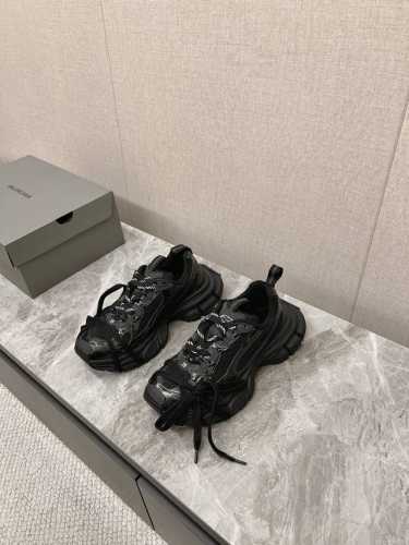 春夏balenciaga巴黎世家老爹鞋最新款复古休闲运动鞋系列推出探索时尚界对于原创与挪用的概念、以全新系列致敬传承与经典，以标志性balenciaga廓形和轮