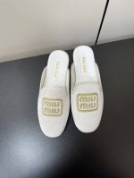 Miumiu新款丝绒字母刺绣平底穆勒鞋半拖 字母刺绣Logo+丝绒的元素真的有种超强魔法看一眼就无法自拔必须马上拥有的欲望！ 这款便鞋选用触感柔软的丝绒质感打造